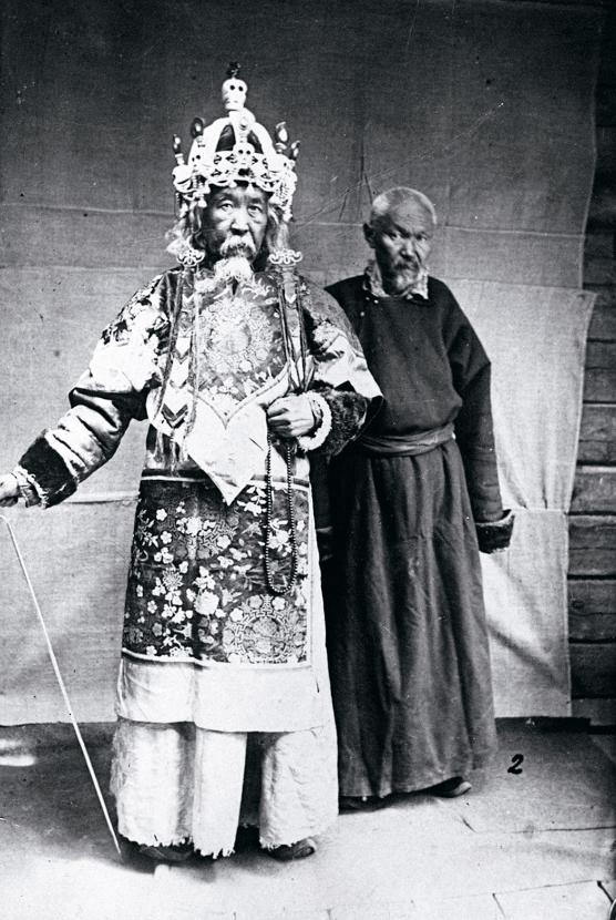 Lama Cydenow (z lewej) rządził z pustelniczej celi. Trafił za to do celi więziennej.