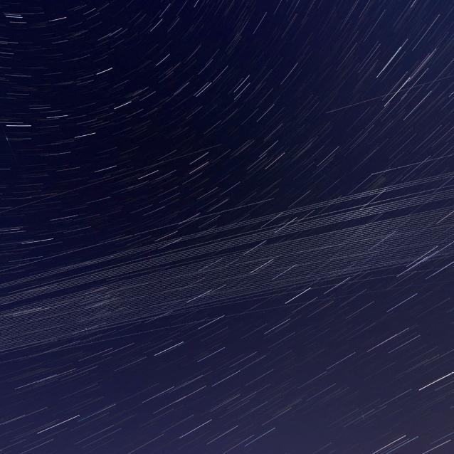 Smuga na nocnym niebie pozostawiona przez piątą serię satelitów ­tworzących konstelację Starlink.