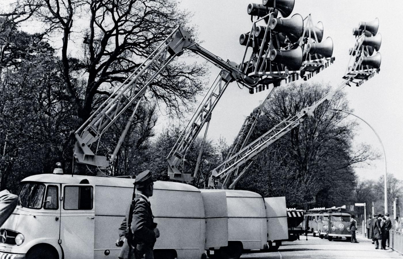 Zachodnioberlińskie megafony skierowane na wschód od muru, maj 1963 r.