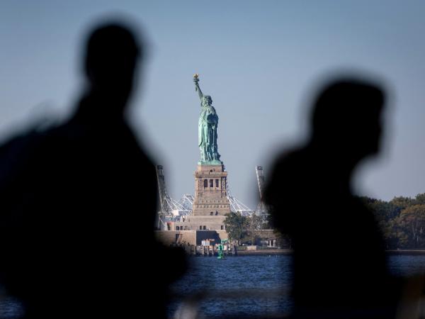 Setki tysięcy pracowników w USA wysłano na bezpłatny urlop.