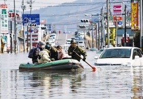 Ratowników wspierają oddziały samoobrony i wojska. Ewakuacja mieszkańców Ishinomaki.