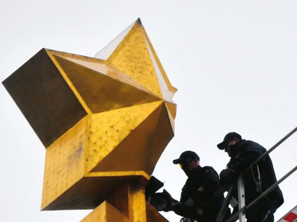 Demontaż gwiazdy z radzieckiego obelisku w Kijowie upamiętniającego drugą wojnę światową, 4 listopada 2023 r.