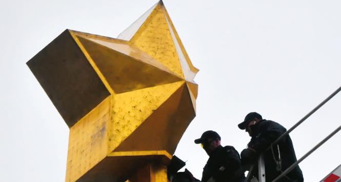 Demontaż gwiazdy z radzieckiego obelisku w Kijowie upamiętniającego drugą wojnę światową, 4 listopada 2023 r.