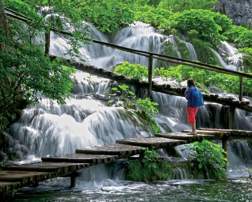Chorwacki Park Narodowy Jeziora Plitwickie. Można tu podziwiać 16 jezior oraz bajeczną sieć wodospadów.