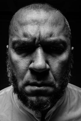 „Jeżeli rządzący nawiązują coraz swobodniej do przekonań skrajnej prawicy, to kreują świat, w którym odnajdują się właśnie młodzi, nabuzowani ludzie”.