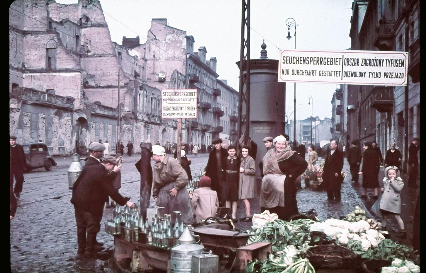 Warszawa, styczeń 1940 r., niemieckie ostrzeżenie „Obszar zagrożony tyfusem” na terenie dzielnicy żydowskiej.