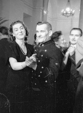 Warszawa, 1947. Bal Sylwestrowy w Urzędzie Rady Ministrów. Aktorka Nina Andrycz, żona premiera Józefa Cyrankiewicza, tańczy z górnikiem – przodownikiem pracy.