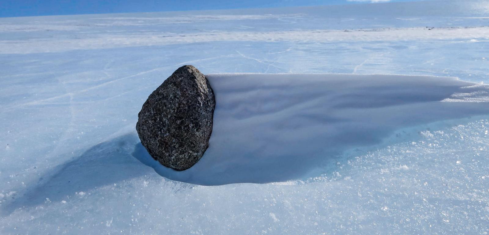 Meteoryt na niebieskim lodzie w Górach Transantarktycznych.