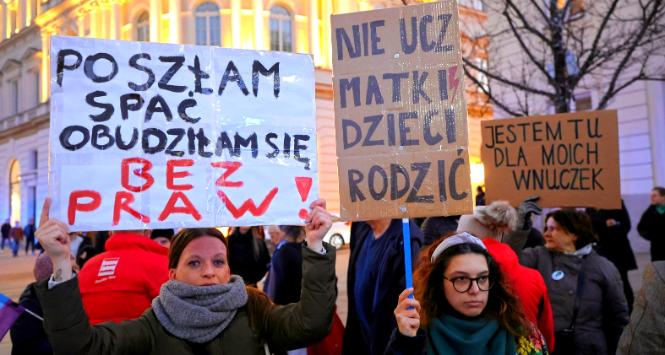 Protest Ogólnopolskiego Strajku Kobiet w Warszawie w związku z brakiem zmian w prawie aborcyjnym