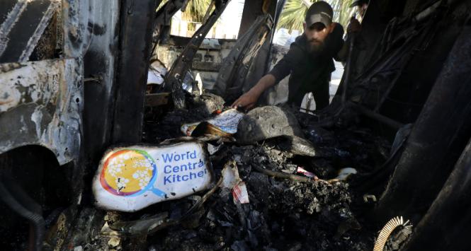 Jeden z zaatakowanych pojazdów World Central Kitchen na północy Strefy Gazy, 2 kwietnia 2024 r.
