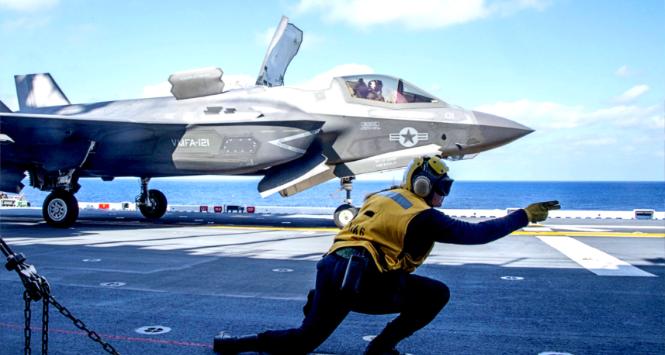 F-35B startuje z lotniskowca USS America.