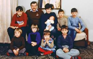 Lech Wałęsa z żoną Danutą i dziećmi: Bogdanem, maleńką Brygidą, Sławomirem, Przemysławem, Magdaleną, Anną, Marią Wiktorią i Jarosławem w mieszkaniu na gdańskiej Zaspie, 1985 r.