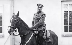 Józef Piłsudski na klaczy Kasztance przed dworkiem Milusin w Sulejówku, 1924 r.