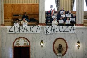 Protest wyborców przeciw Wojciechowi Kałuży.