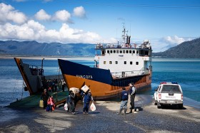 Dwa razy w tygodniu do przystani dobija prom z najbliższego dużego miasta, który przywozi zaopatrzenia dla tych kilkunastu rodzin, które zdecydowały się wrócić do  Chaiten.