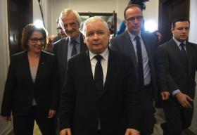 Jarosław Kaczyński niczym inżynier nadzoru budowlanego musi stale kontrolować spoinę swej grupy.