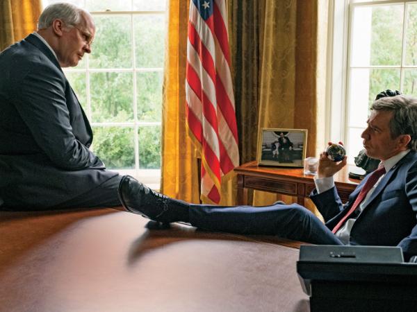 Od lewej: Christian Bale jako Dick Cheney i Sam Rockwell jako George W. Bush rządzą Ameryką po 11 września.