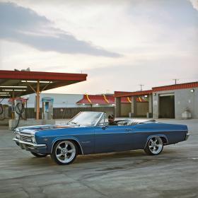 Chevrolet Impala na parkingu, na obrzeżach San Antonio.