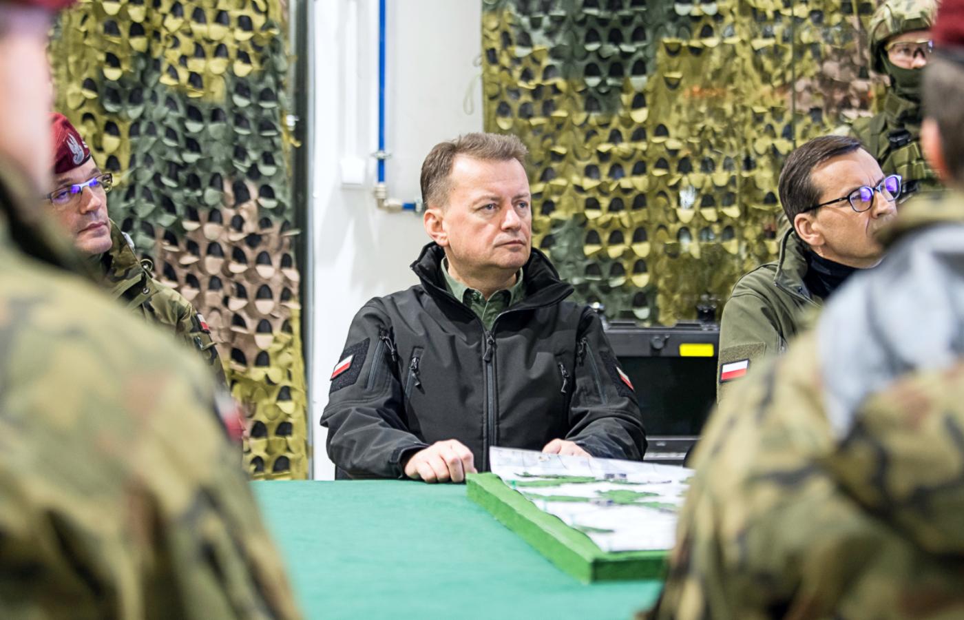 Minister obrony Mariusz Błaszczak i premier Mateusz Morawiecki wśród wojskowych