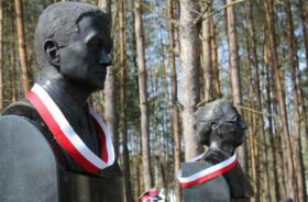 11 kwietnia 2015: pomnik Janusza Kurtyki i Anny Walentynowicz w Ossowie w Panteonie Bohaterów Sanktuarium Narodowego na Cmentarzu Poległych w Bitwie Warszawskiej.