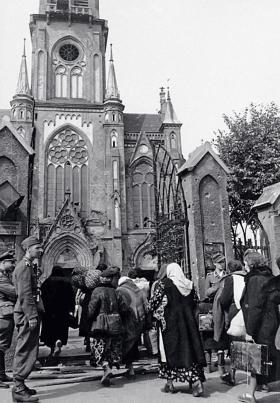 Obóz filtracyjny dla uchodźców w kościele św. Wojciecha przy Wolskiej