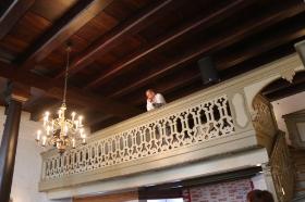 Dyrektor Biblioteki Elbląskiej Jacek Nowiński dogląda wszystkiego z góry.