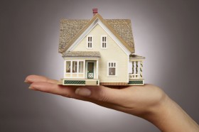 Dom z dobrze zaizolowanymi ścianami, stropami, z ciepłymi, szczelnymi oknami przypomina termos. Bez dobrej wentylacji nie da się w nim żyć.