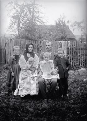 Wiejska rodzina w obejściu, Małopolska, pocz. XX w.