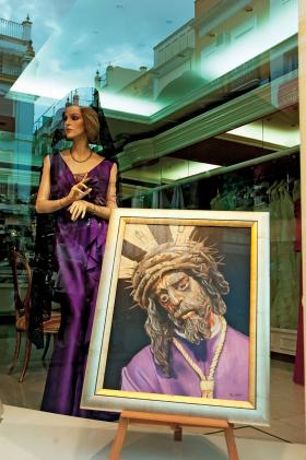 Witryna sklepu udekorowana na Semana Santa.