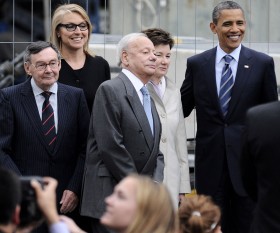 Po złożeniu kwiatów pod pomnikiem Nieznanego Żołnierza Barack Obama pojechał pod pomnik Bohaterów Getta, gdzie spotkał się m. in. z twórcami przyszłego Muzeum Historii Żydów Polskich. Na zdjęciu m. in. nasz redakcyjny kolega Marian Turski.