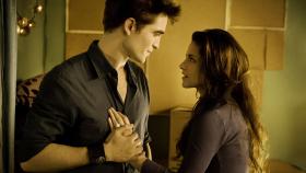 Kristen Stewart jako Isabella Swan i Robert Pattison jako Edward Cullen w „Zmierzchu”