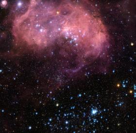 Wielki Obłok posiada liczne bąble rozżarzonego gazu. Jeden z największych - LHA 12-N 11 -  ma średnicę około 1000 lat świetlnych. Jego kształt i barwa dowodzą, że rodzi sie w nim mnóstwo nowych gwiazd. Zdjęcie z telskopu Hubblea.