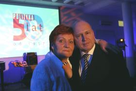 Dyrektor Jadwiga Kucharczyk i redaktor Mojkowski świętują półwiecze POLITYKI.