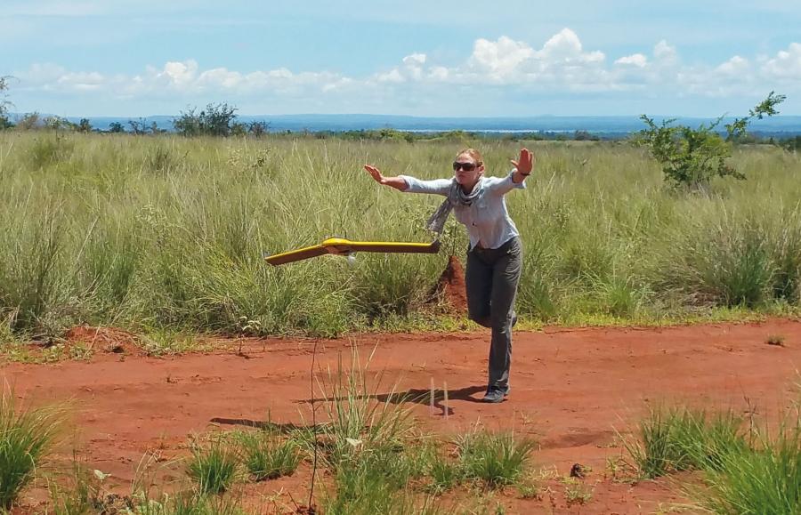 Dron wykorzystany w opisanym badaniu (SenseFly eBee Plus) różni się od powszechnie dostępnych – przypomina budową samolot i na podobnej zasadzie lata.