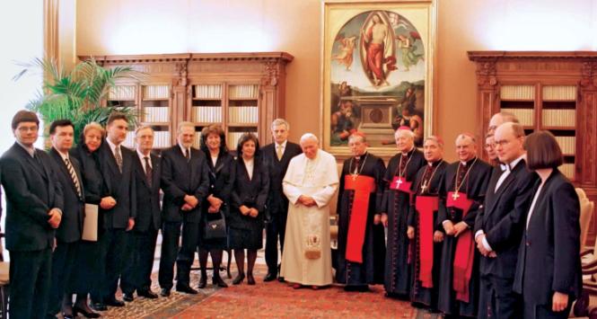 Premier RP Jerzy Buzek oraz przedstawiciele delegacji polskiej i Stolicy Apostolskiej na audiencji u Jana Pawła II po uroczystej wymianie dokumentów ratyfikacyjnych konkordatu, Watykan, 25 marca 1998 r.