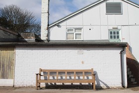 - ale jednocześnie, aby utrzymać Oś w stanie nieświadomości, Alianci interweniowali tylko w niektórych przypadkach, nie zapobiegając atakom np. na cele cywilne.