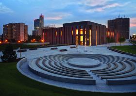 ... z przyjaznym i działającym jak magnes amfiteatralnym placem.