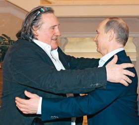 Aktor Gerard Depardieu, posiadacz honorowego obywatelstwa Rosji, z Władimirem Putinem w Soczi.