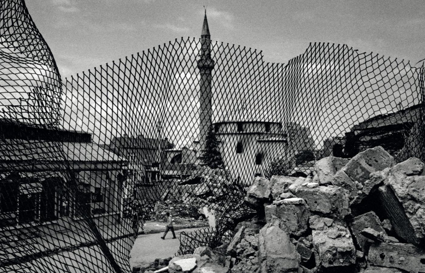 Światy odgrodzone. Meczet w Kosowie, lata 90. XX w.