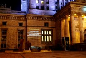 Fragmenty listu Piotra Szczęsnego, wyświetlane na elewacji PKiN