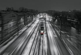 Oszczędności może przynieść uprzywilejowanie komunikacji miejskiej kosztem prywatnych samochodów. Dotyczy to zwłaszcza dużych aglomeracji, gdzie autobusy stoją w korkach, a tramwaje tracą czas na światłach.