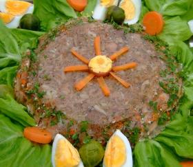 Pierwszą dziesiątkę zamykają: zimne nóżki (galaretka wieprzowa) - najbardziej tradycyjna polska przekąska, ale - Państwa zdaniem - powinniśmy ją pozostawić dla siebie (ledwie 2,5 proc. głosów).