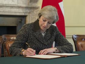 Premier Theresa May podpisała formalny wniosek o rozpoczęcie procedury wyjścia UK z UE.