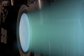 NEXT (NASA Evolutionary Xenon Thruster) - silnik jonowy nowej generacji, pracujący nieprzerwanie od 40 tys. godzin w komorze Glenn Research Center. Ksenon jest w nim jonizowany. Naładowane jony są przyspieszane w silnym polu elektrycznym i dają ciąg.