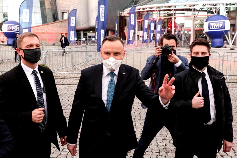 Andrzej Duda przed siedzibą TVP w dniu debaty prezydenckiej