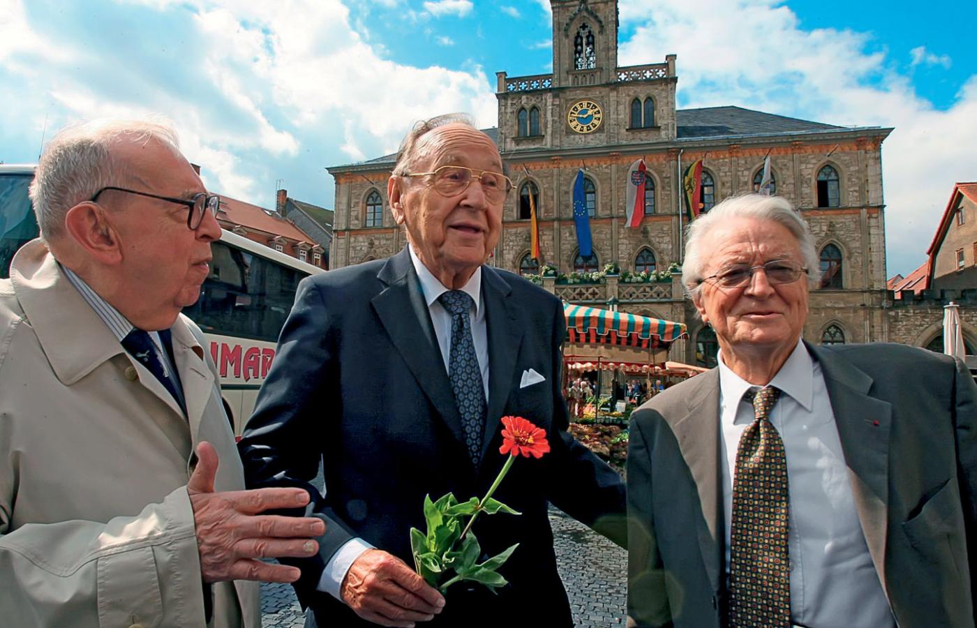 Byli ministrowie spraw zagranicznych: Polski – Krzysztof Skubiszewski, Niemiec – Hans Dietrich Genscher, i Francji – Roland Dumas w 15. rocznicę podpisania „Wspólnego oświadczenia o przyszłości Europy“, Weimar, 29 sierpnia 2006 r.