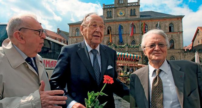 Byli ministrowie spraw zagranicznych: Polski – Krzysztof Skubiszewski, Niemiec – Hans Dietrich Genscher, i Francji – Roland Dumas w 15. rocznicę podpisania „Wspólnego oświadczenia o przyszłości Europy“, Weimar, 29 sierpnia 2006 r.