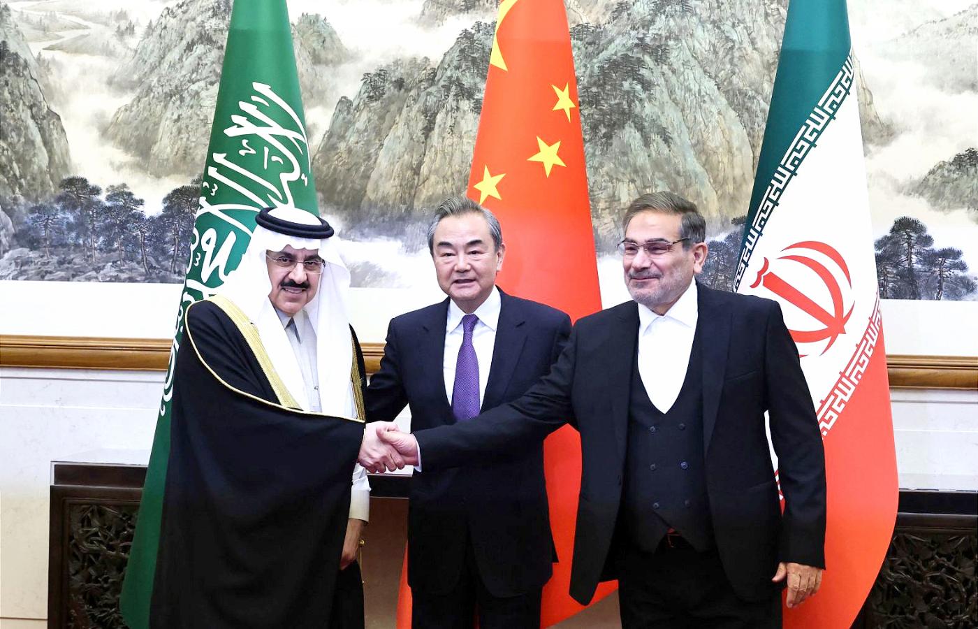 Przedstawiciele Arabii Saudyjskiej, Chin i Iranu (Musaad bin Mohammed Al Aiban, Wang Yi i Ali Shamkhani) w Pekinie, 10 marca 2023 r.
