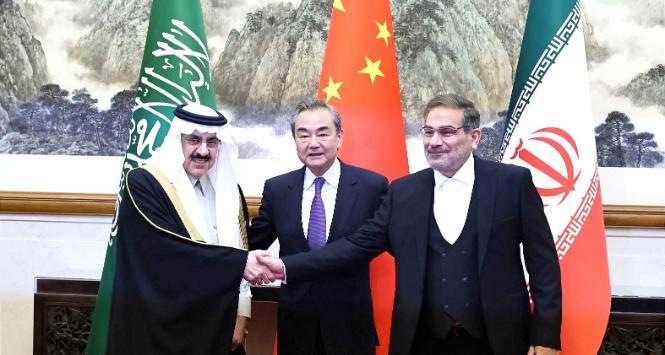 Przedstawiciele Arabii Saudyjskiej, Chin i Iranu (Musaad bin Mohammed Al Aiban, Wang Yi i Ali Shamkhani) w Pekinie, 10 marca 2023 r.