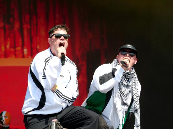 Brytyjski premier i lider Partii Pracy Keir Starmer miał interweniować przed koncertem Kneecap na Glastonbury w czerwcu 2025 r.. A równie mocno – jeśli nie bardziej – nastroje wokół grupy podkręca opozycja.